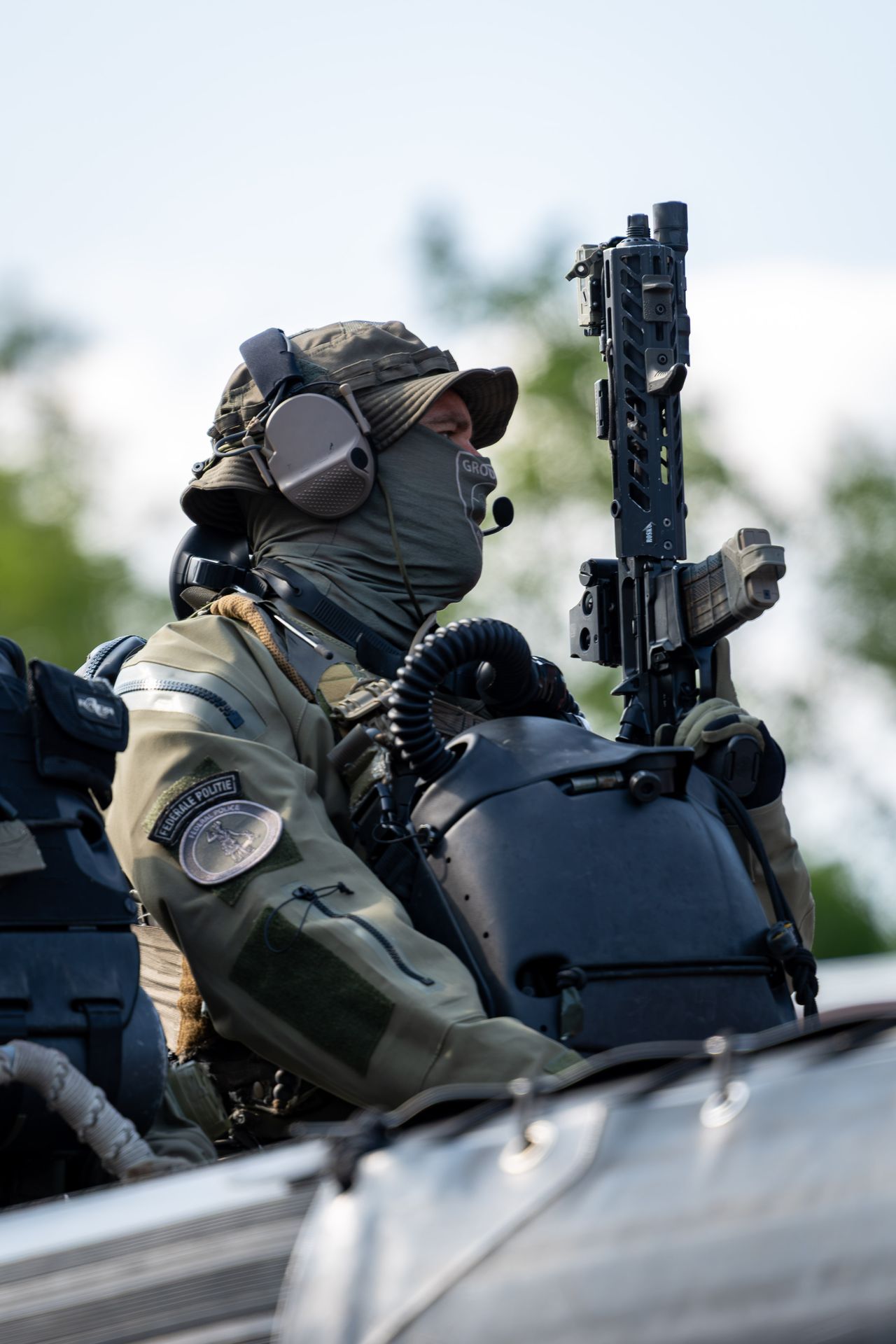 Militaire en démonstration sur un véhicule équipé