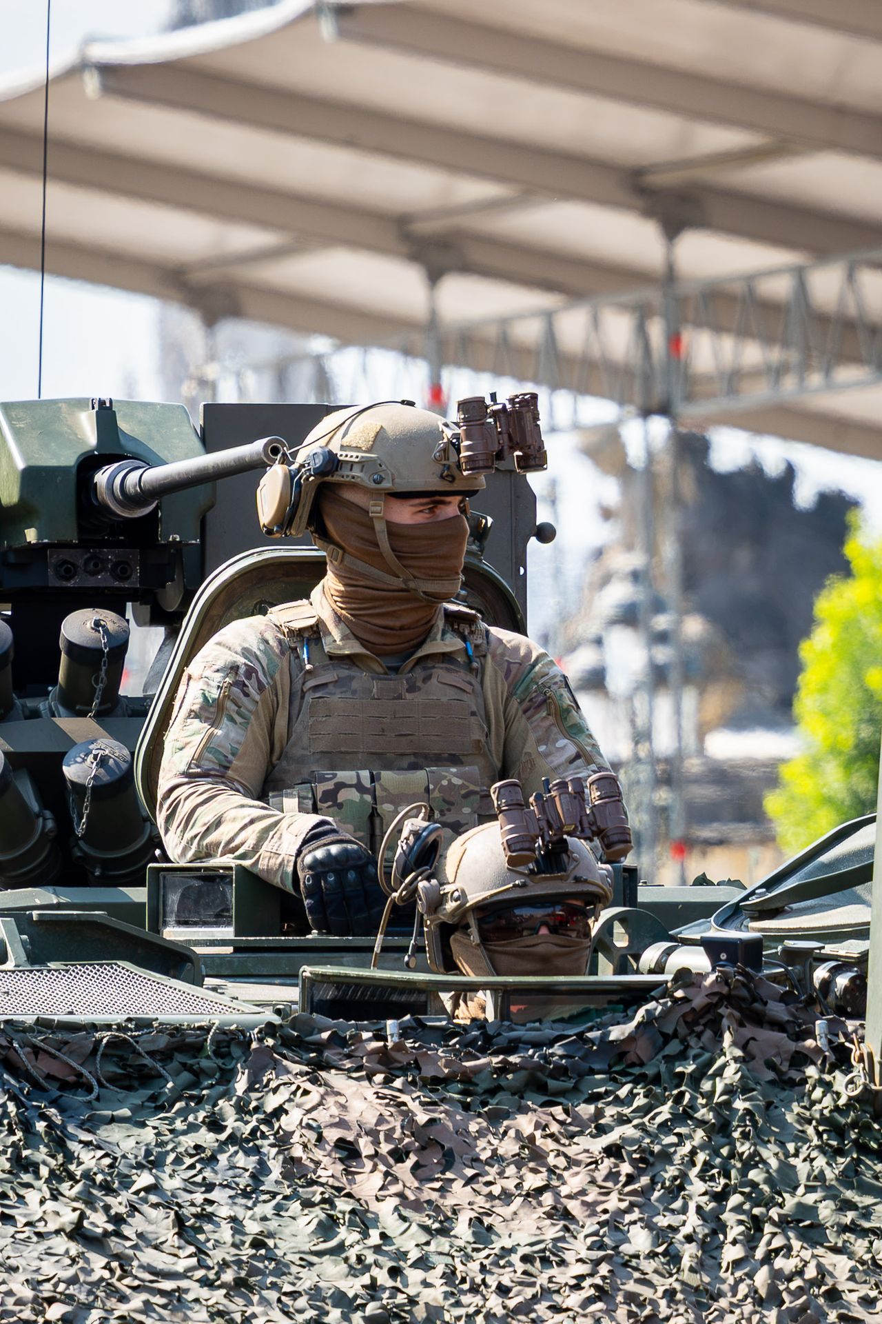 Militaire lors d’une démonstration d’équipement au défilé