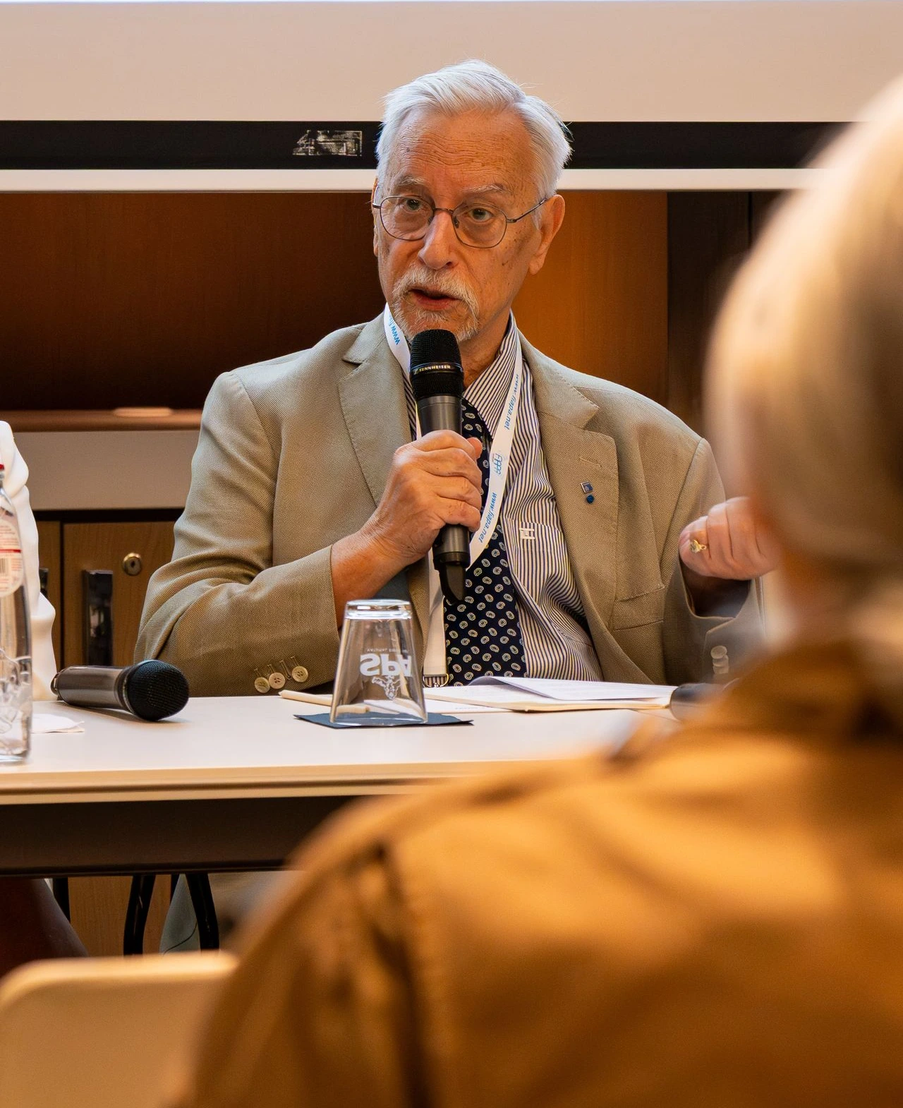 Participant prenant la parole lors du colloque FIAPA