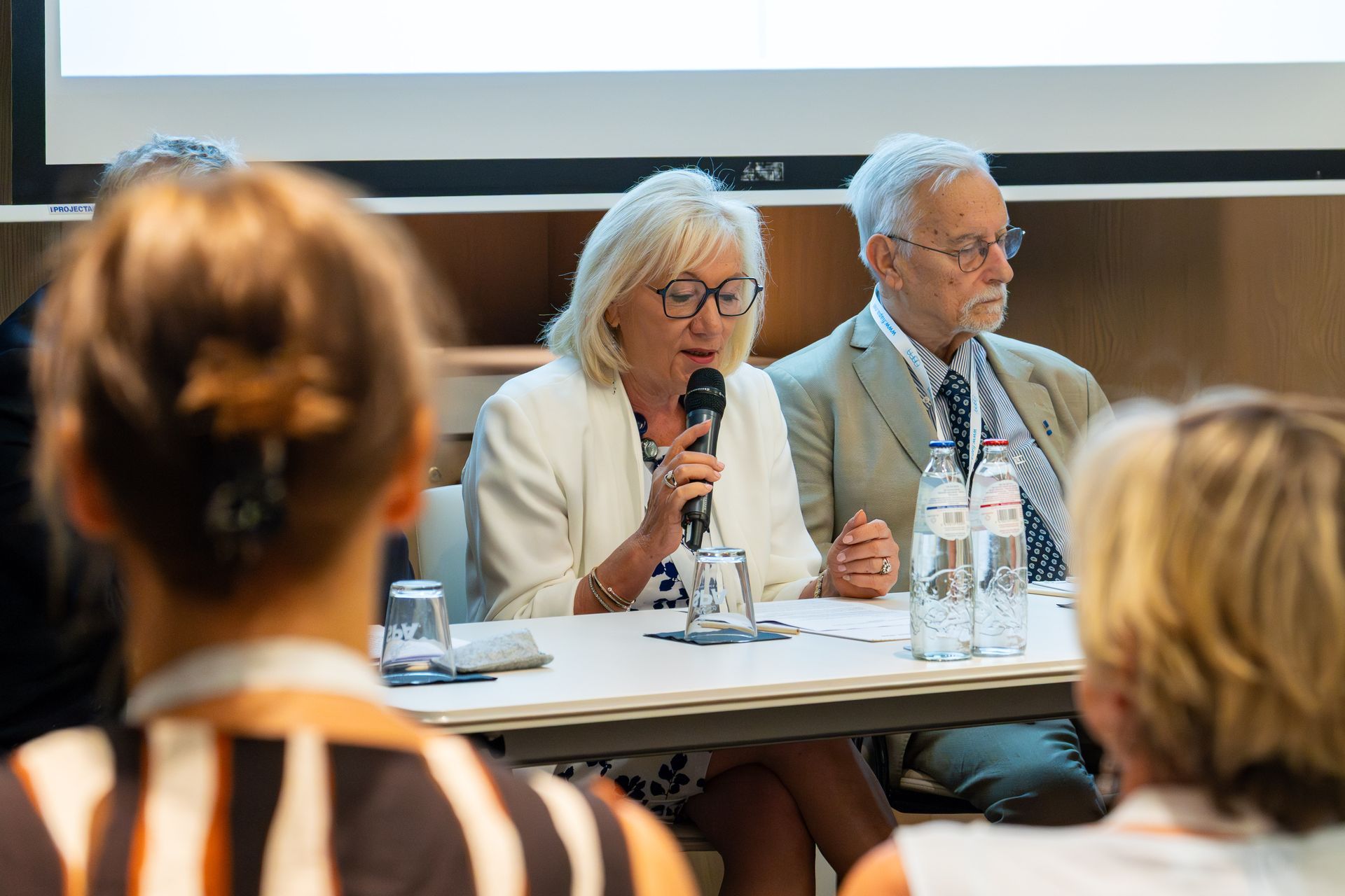 Intervenante prenant la parole lors d’une conférence professionnelle