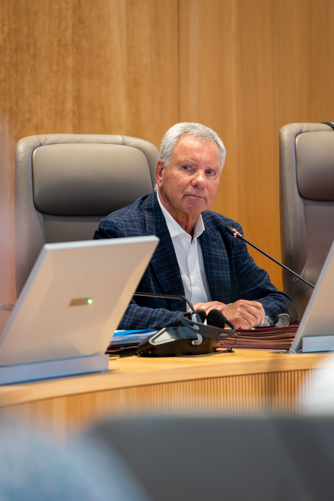 Alain Courtois à la tribune du Conseil communal de la Ville de Bruxelles