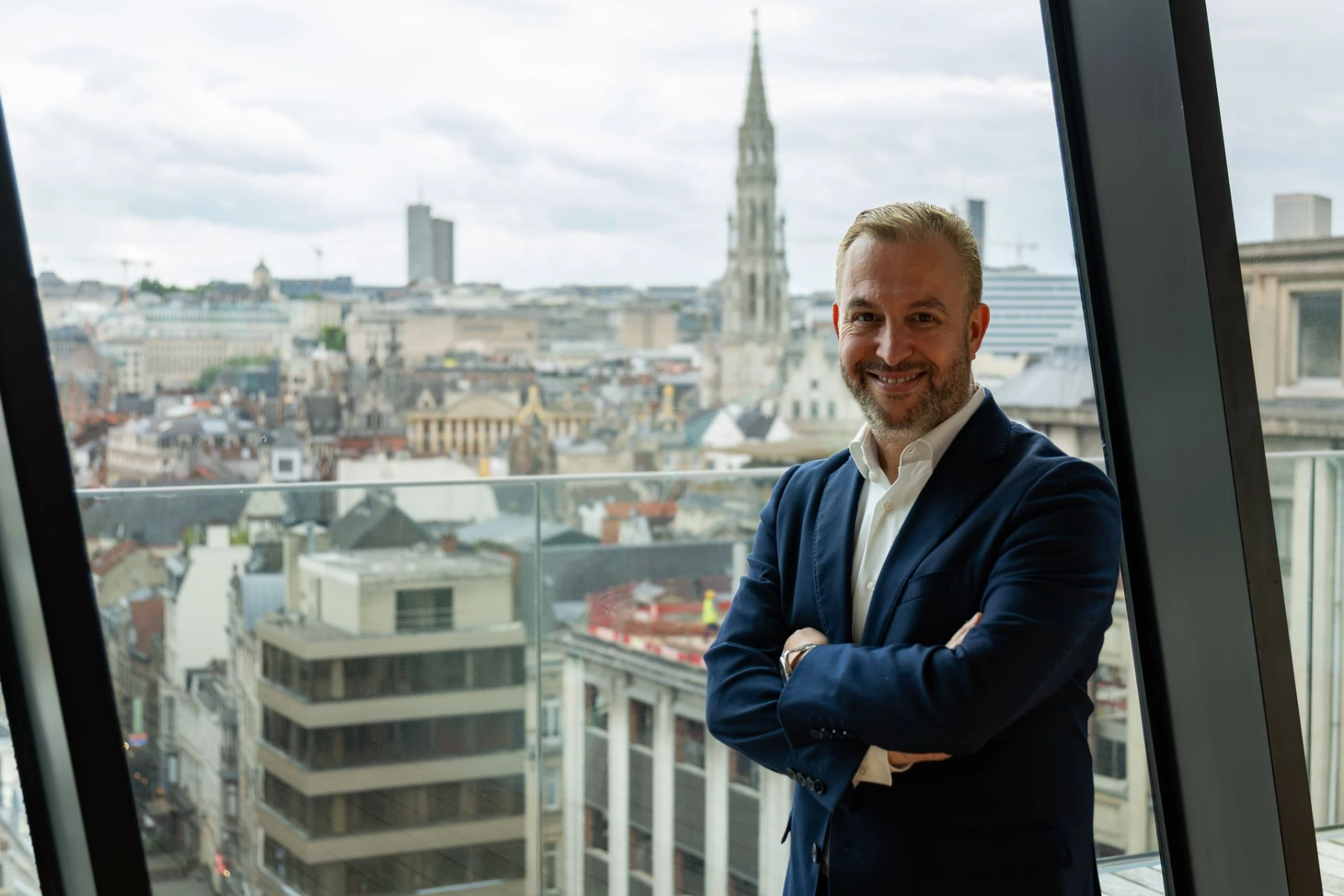 Portrait institutionnel de Rachid Azaoum avec vue sur Bruxelles