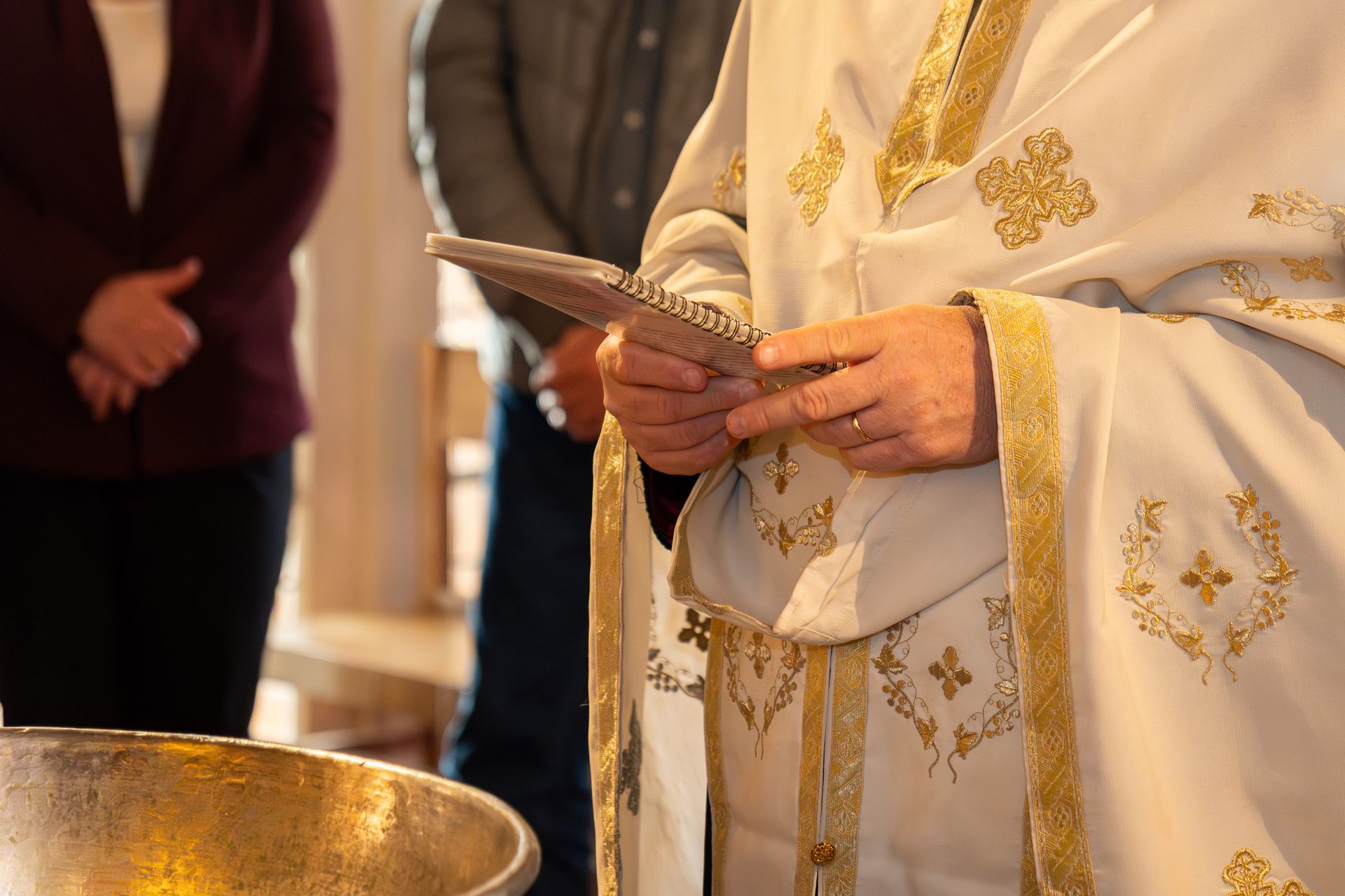 Prêtre lors d’une cérémonie de baptême