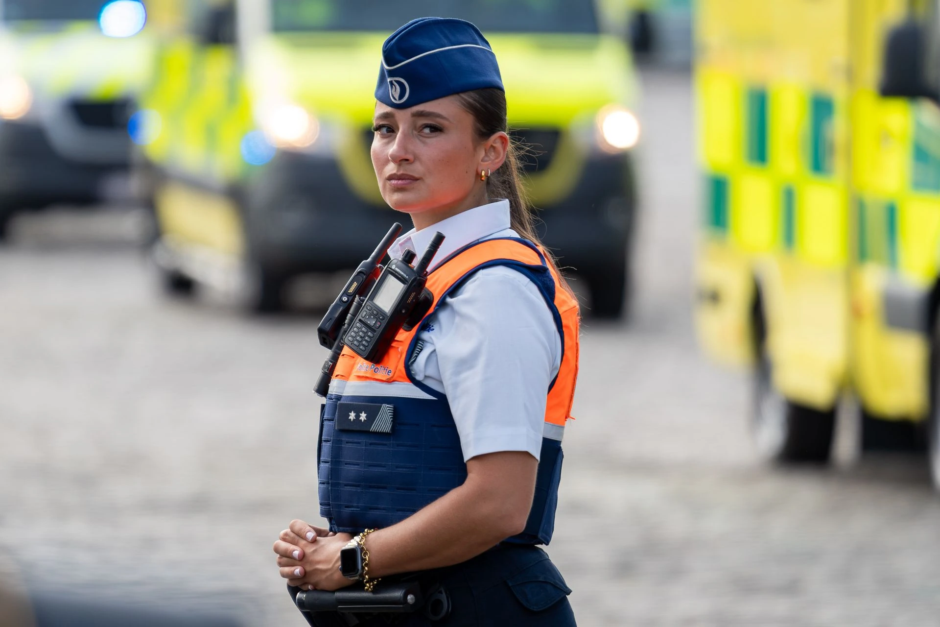 Portrait d’une policière lors d’un événement public