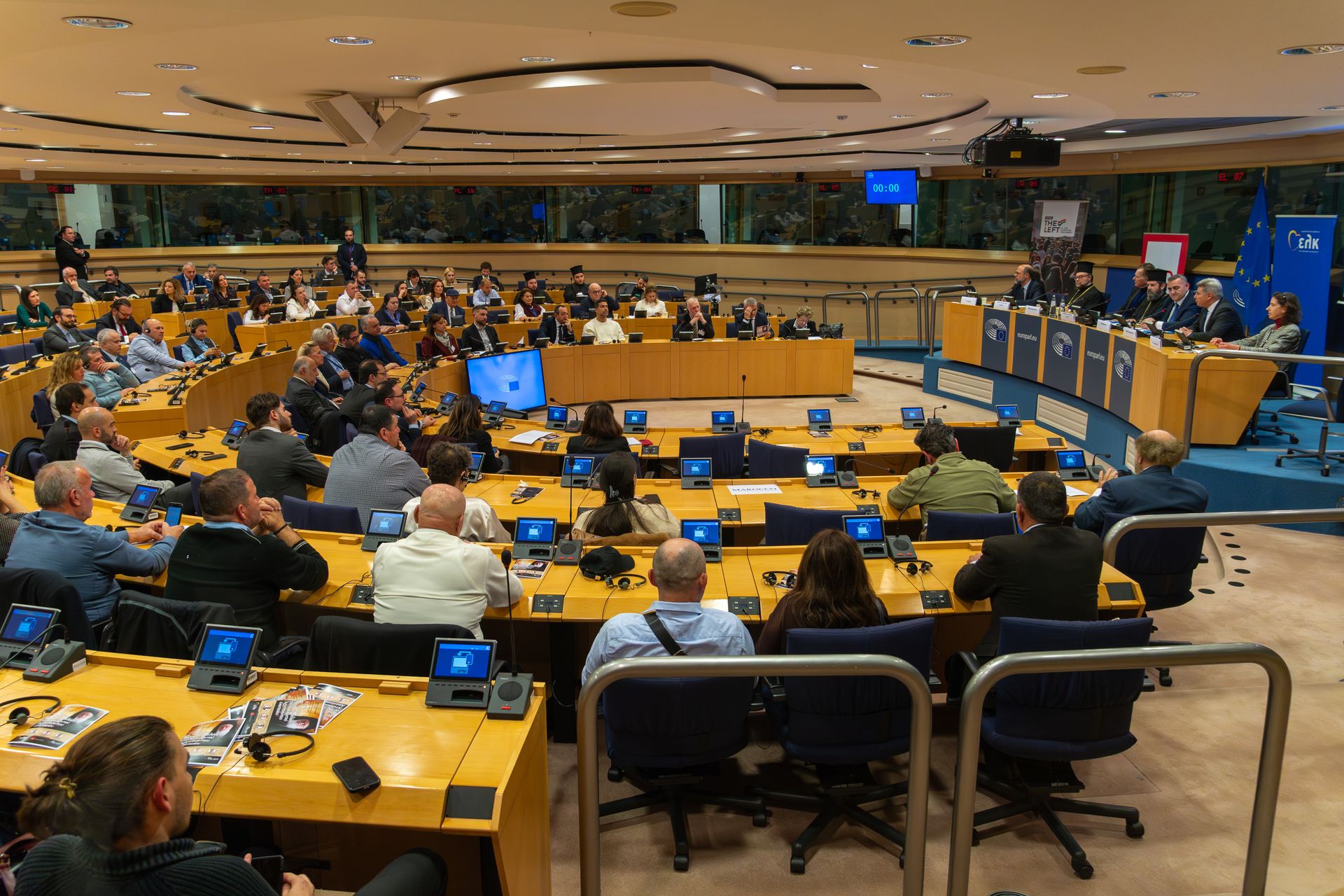 Conférence institutionnelle dans une grande salle du Parlement européen à Bruxelles