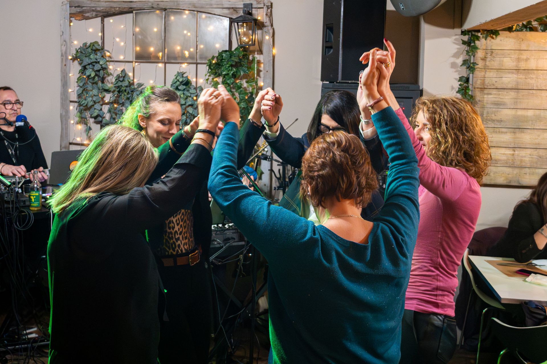 Participants dansant lors d’une soirée grecque au restaurant Attica