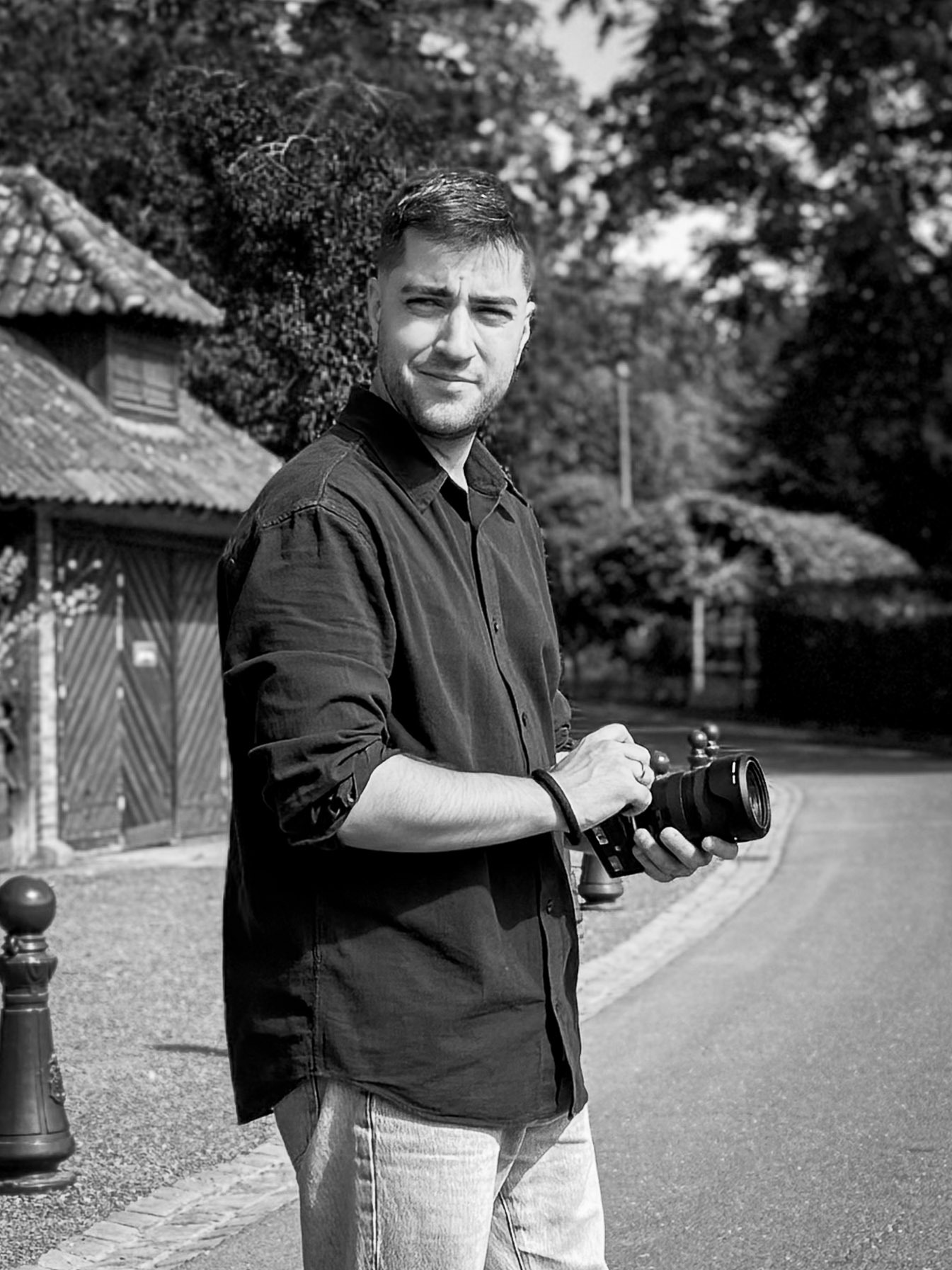 Portrait de Brian Gokas avec son appareil photo