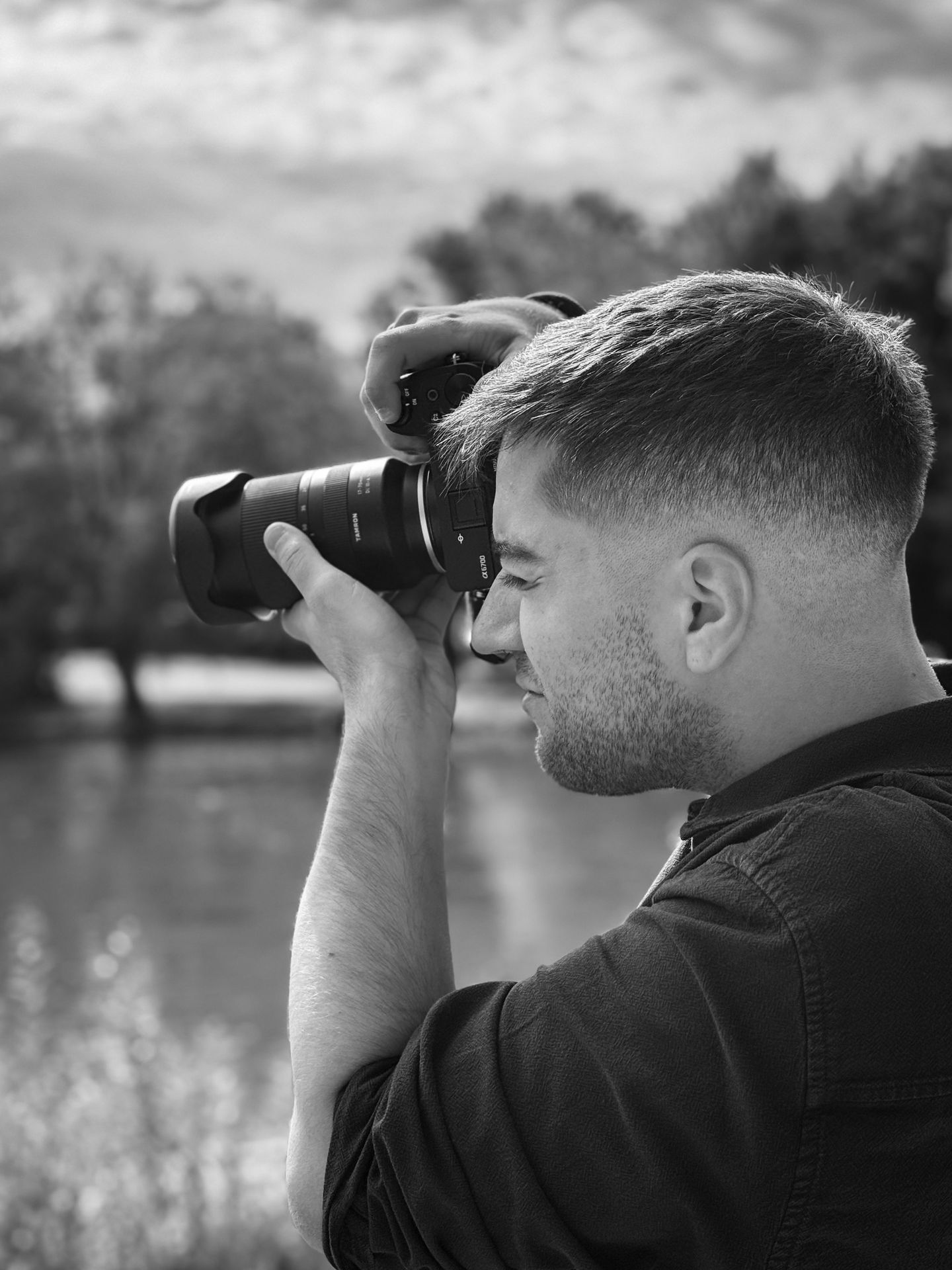 Brian Gokas en train de photographier avec son appareil photo